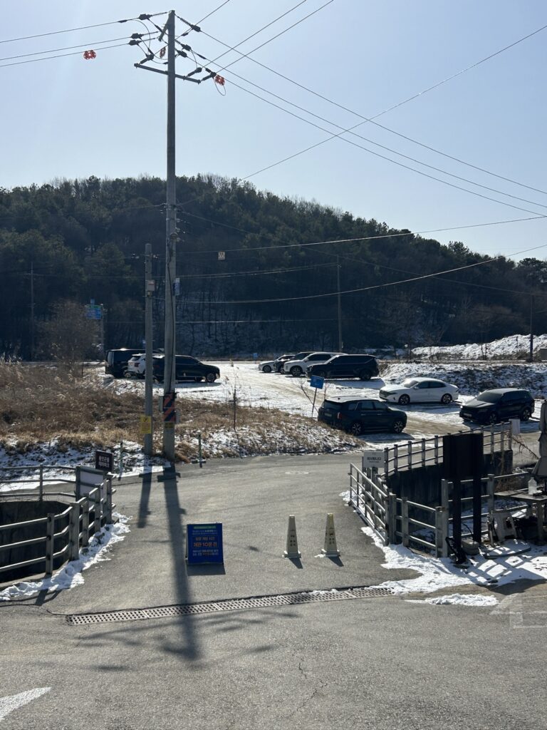 용인곤충테마파크 정문 반대편 주차장